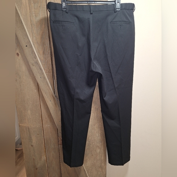 Haggar Cool Right Performance Flex dress slacks in a men's size 42x32. Pre-loved - Picture 6 of 6
